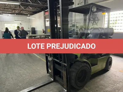 LOTE 126 - Empilhadeira a gas Clark Linck cor verde com botijão