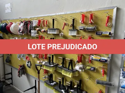LOTE 042 - Lote com quador mostruario, silicone, linhas de nylon, serrote, martelo, disco de corte, pedra para retificas, regua, tesourão, mostra de modelos de parafusos, pedras de afiar, tampa de vaso, adaptador de mangueira, torneiras, trincha, rolo de pintura, capacetes de epi, oculos. 