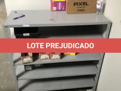 LOTE 001 - Prateleira de metal, caixa de papelão com poucos parafusos, 