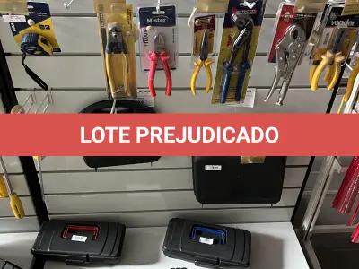 LOTE 037 - Lote com caixa de ferrementas, caixas plasticas, chave de fenda, chaces phillips, alicates de divesos tipos