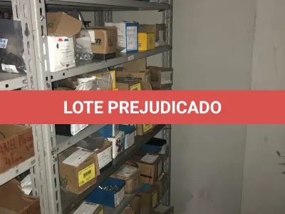 LOTE 066 - Lote com 7 prateleiras e diversos parafuos e arruelas e porcas 