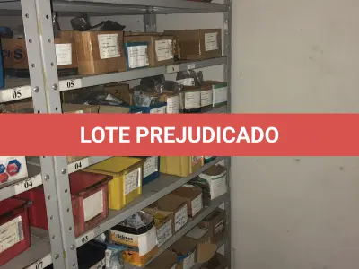 LOTE 064 - Lote com 7 prateleiras e diversos parafuos e arruelas e porcas 