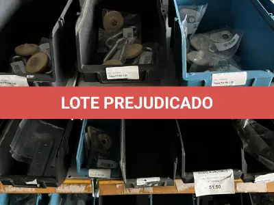 LOTE 024 - Lote com dobradiças, roldanas, mão francesa, puxadores 