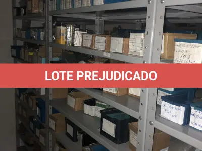 LOTE 064 - Lote com 7 prateleiras e diversos parafuos e arruelas e porcas 