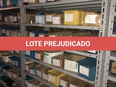 LOTE 066 - Lote com 7 prateleiras e diversos parafuos e arruelas e porcas 