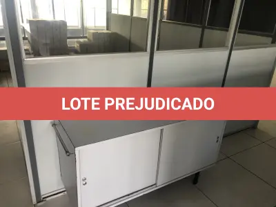 LOTE 081 - Lote com armario 2 portas, armario 2 portas mais prateleira, estação de trabalho com 6 lugares, 2 cadeiras, 2 mesas em L, armario baixo 2 portas, frigobar, reck