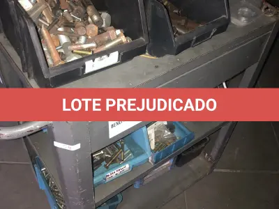 LOTE 054 - Carrinho com rodas e caixas com parafusos 