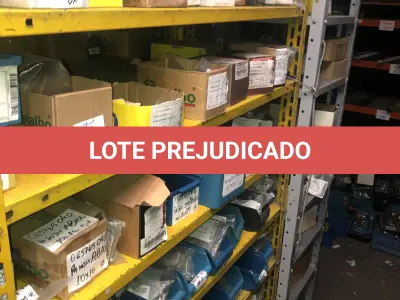 LOTE 074 - Lote com 12 prateleiras e parafusos de diversos modelos 