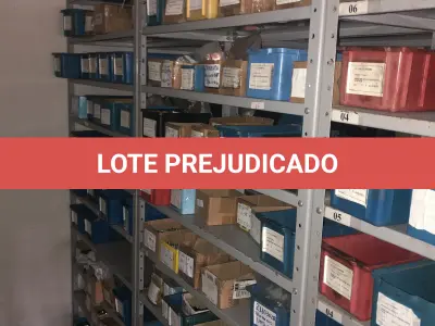 LOTE 065 - Lote com 7 prateleiras e diversos parafuos e arruelas e porcas 