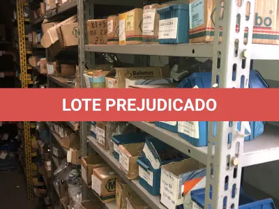 LOTE 075 - Lote com 7 prateleiras e diversos parafuos e arruelas e porcas, prateleira com barra de ferro com rosca e caixas com parafusos
