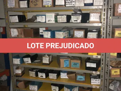 LOTE 075 - Lote com 7 prateleiras e diversos parafuos e arruelas e porcas, prateleira com barra de ferro com rosca e caixas com parafusos
