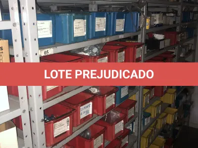 LOTE 063 - Lote com 7 prateleiras e diversos parafuos e arruelas e porcas 