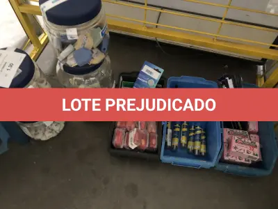 LOTE 007 - Lote de fita isolante, capas de chuva descartaveis, veda rosca, tesoura, pilhas, cola, silicone, machos para extensão, protetores, arame de solda, grafite