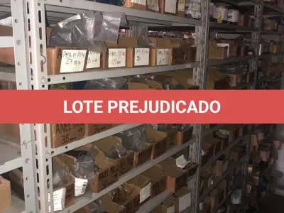 LOTE 066 - Lote com 7 prateleiras e diversos parafuos e arruelas e porcas 