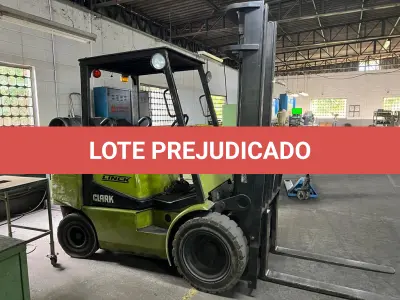 LOTE 126 - Empilhadeira a gas Clark Linck cor verde com botijão