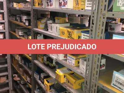 LOTE 073 - Lote com 11 prateleiras e parafusos de diversos modelos 