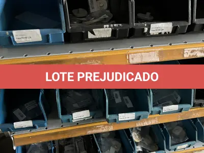 LOTE 024 - Lote com dobradiças, roldanas, mão francesa, puxadores 