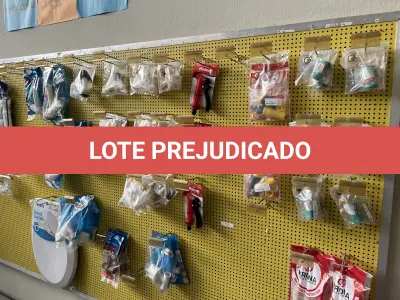 LOTE 042 - Lote com quador mostruario, silicone, linhas de nylon, serrote, martelo, disco de corte, pedra para retificas, regua, tesourão, mostra de modelos de parafusos, pedras de afiar, tampa de vaso, adaptador de mangueira, torneiras, trincha, rolo de pintura, capacetes de epi, oculos. 