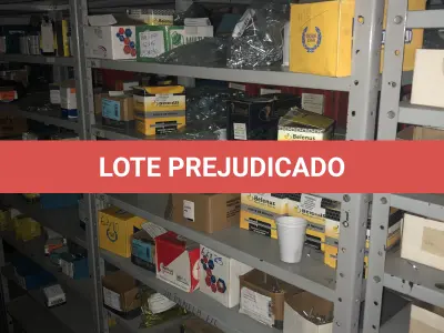 LOTE 063 - Lote com 7 prateleiras e diversos parafuos e arruelas e porcas 