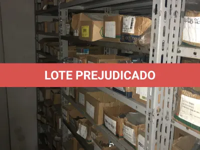 LOTE 067 - Lote com 7 prateleiras e diversos parafuos e arruelas e porcas 