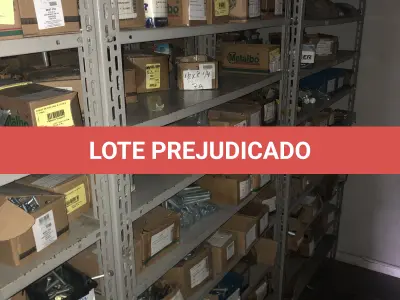 LOTE 067 - Lote com 7 prateleiras e diversos parafuos e arruelas e porcas 