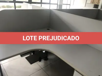LOTE 081 - Lote com armario 2 portas, armario 2 portas mais prateleira, estação de trabalho com 6 lugares, 2 cadeiras, 2 mesas em L, armario baixo 2 portas, frigobar, reck