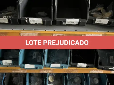 LOTE 024 - Lote com dobradiças, roldanas, mão francesa, puxadores 