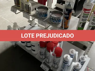 LOTE 033 - Lote com WD-40, cola para madeira, espuma de polioretano, silicone, movel expositor 
