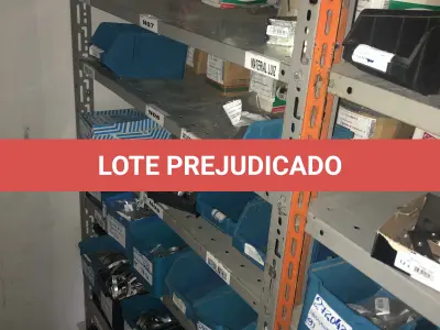 LOTE 068 - Lote com 3 prateleiras e parafusos de diversos modelos 