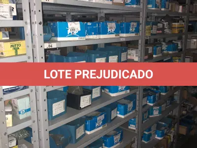 LOTE 062 - Lote com 7 prateleiras e diversos parafuos e arruelas e porcas 