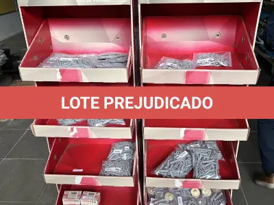 LOTE 023 - Lote com buchas de diversos tamanhos e móvel mostruário 