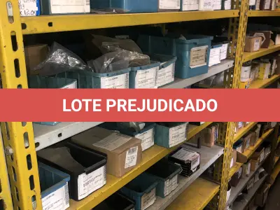 LOTE 074 - Lote com 12 prateleiras e parafusos de diversos modelos 
