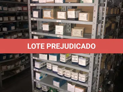 LOTE 066 - Lote com 7 prateleiras e diversos parafuos e arruelas e porcas 