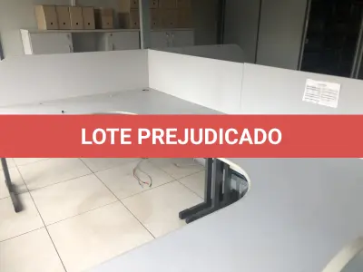 LOTE 081 - Lote com armario 2 portas, armario 2 portas mais prateleira, estação de trabalho com 6 lugares, 2 cadeiras, 2 mesas em L, armario baixo 2 portas, frigobar, reck