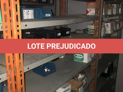 LOTE 068 - Lote com 3 prateleiras e parafusos de diversos modelos 