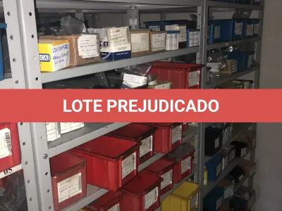 LOTE 063 - Lote com 7 prateleiras e diversos parafuos e arruelas e porcas 