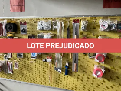 LOTE 042 - Lote com quador mostruario, silicone, linhas de nylon, serrote, martelo, disco de corte, pedra para retificas, regua, tesourão, mostra de modelos de parafusos, pedras de afiar, tampa de vaso, adaptador de mangueira, torneiras, trincha, rolo de pintura, capacetes de epi, oculos. 