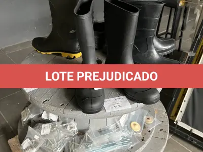 LOTE 017 - Lote com botas de borracha, parafusos 