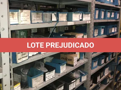 LOTE 071 - Lote com 11 prateleiras e parafusos de diversos modelos 
