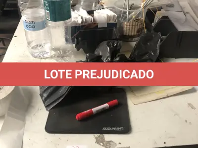 LOTE 077 - Lote com 2 mesas, 2 cadeiras altas,  