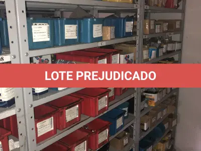 LOTE 064 - Lote com 7 prateleiras e diversos parafuos e arruelas e porcas 