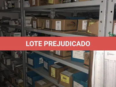 LOTE 062 - Lote com 7 prateleiras e diversos parafuos e arruelas e porcas 