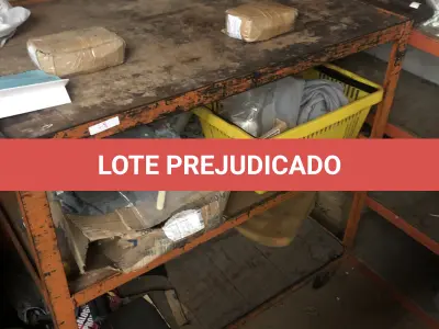 LOTE 078 - Lote com 2 prateleiras com parafusos, 2 carrinhos de com parafusos e prateleira 