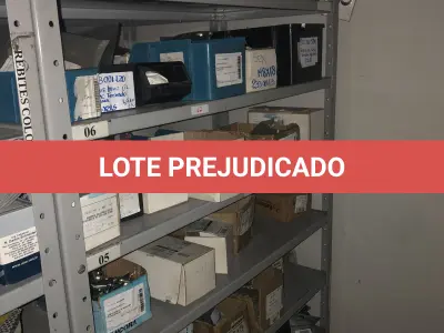 LOTE 062 - Lote com 7 prateleiras e diversos parafuos e arruelas e porcas 