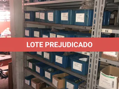 LOTE 066 - Lote com 7 prateleiras e diversos parafuos e arruelas e porcas 