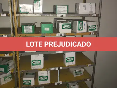 LOTE 069 - Lote com 3 prateleiras e parafusos de diversos modelos 