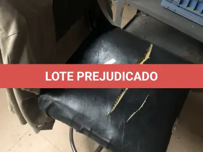 LOTE 077 - Lote com 2 mesas, 2 cadeiras altas,  