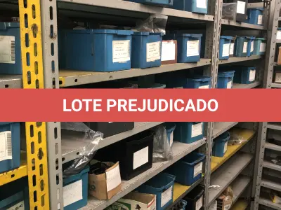 LOTE 071 - Lote com 11 prateleiras e parafusos de diversos modelos 