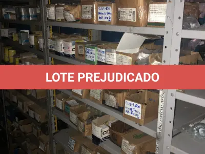 LOTE 071 - Lote com 11 prateleiras e parafusos de diversos modelos 