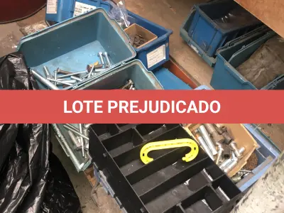 LOTE 076 - Lote com 5 prateleiras e poucos parafusos e caixas de parafusos 